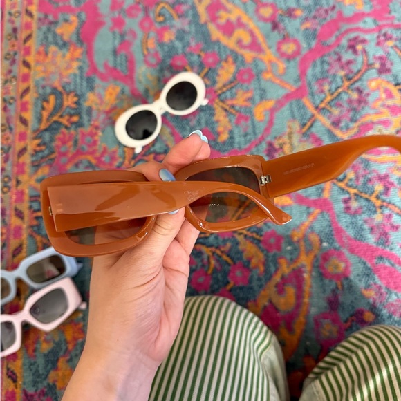 (LOT OF 4) Colorful Sunglasses - Picture 4 of 5